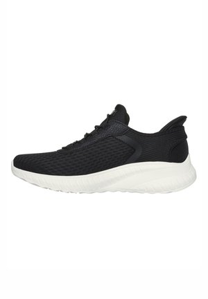 Scarpa sportiva nera con tomaia in rete testurizzata, suola in gomma bianca e design con lacci che presenta accenti sottili e un colletto imbottito.