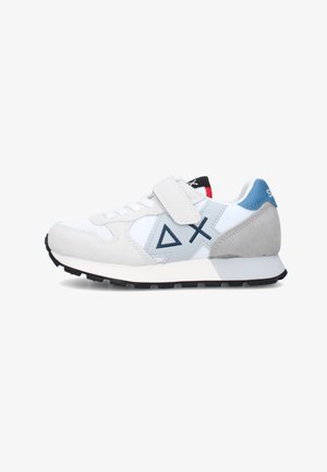 Scarpa da ginnastica bianca e grigia con accenti blu, cinturino in Velcro, lacci, suola nera e loghi geometrici Delta e X sul lato.