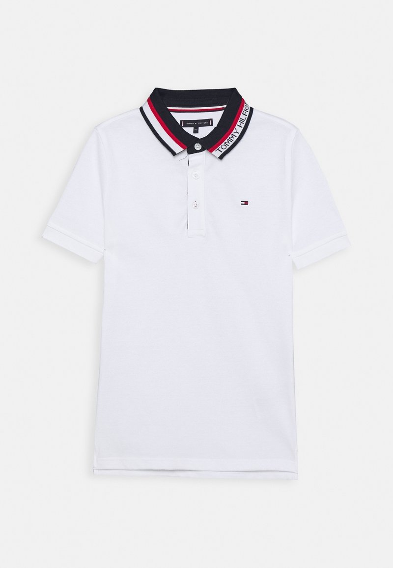 Polo shirt blanc en coton, avec un col rayé bleu marine et rouge et une patte de boutonnière à trois boutons. Petit logo sur la poitrine gauche.