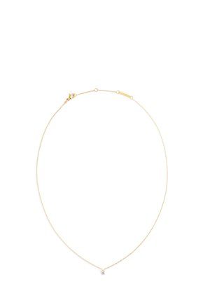 Fijne gouden ketting met een klein, enkel rond diamanten hangertje in het midden en een sluiting met karabijnhaak.