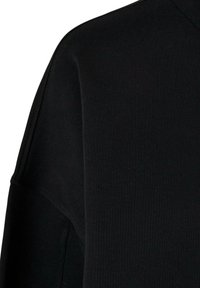 Svart hettegenser med ribbet rund hals, myk tekstur og senkede skuldersømmer. Stoffet fremstår som glatt og elastisk.