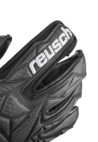 Gants de gardien de but noirs avec une grip en silicone texturé, un motif en nid d'abeille et une sangle Velcro avec le logo "reusch" au poignet.