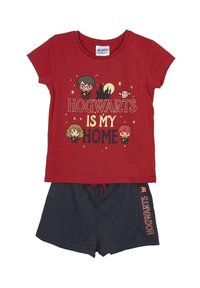 Conjunto de pijama de algodón rojo que incluye una camiseta de manga corta con el texto "HOGWARTS ES MI HOGAR" y gráficos de personajes, acompañado de pantalones cortos en gris oscuro.