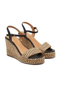 Sandali con zeppa dal design in paglia intrecciata, dettagli in pelle nera, punta aperta, cinturino alla caviglia e suola spessa.