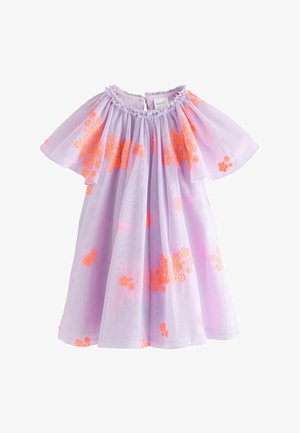 Liliowa sukienka z odkrytymi ramionami, falbaniastym dekoltem, motylkowymi rękawami oraz rozproszonym jasnopomarańczowym kwiatowym haftem.