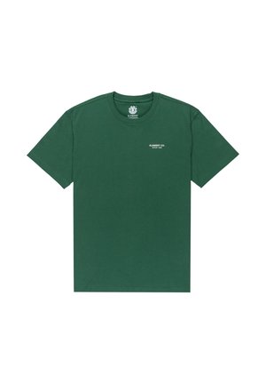 Zelené bavlnené tričko s okrúhlym výstrihom a krátkymi rukávmi. Na ľavej strane hrudníka sa nachádza malé biele textové logo "ELEMENT CO. SINCE 1992".