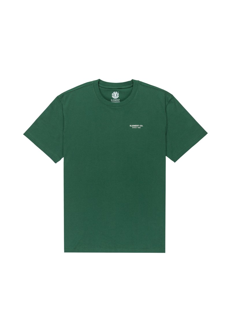 Camiseta de algodón verde con cuello redondo y mangas cortas. Presenta un pequeño texto en blanco "ELEMENT CO. SINCE 1992" en el lado izquierdo del pecho.