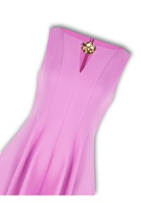 Robe rose avec un corsage structuré, dotée d'un décolleté en V et d'une jupe plissée. Accent en métal doré avec un motif floral au niveau du cou.