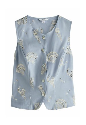 Ujjatlan világoskék blúz elöl gombokkal, krémszínű hímzett legyező- és levélmintákkal elosztva a textil felületén.