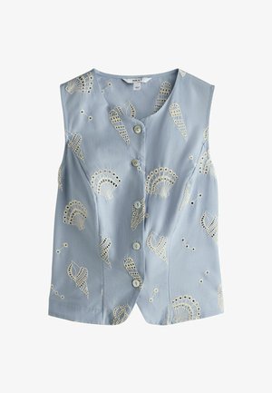 Modrý svetlomodrý top bez rukávov s gombíkmi vpredu a krémovými vyšívanými vzormi v tvare ventilátora a listov roztrúsenými po látke.