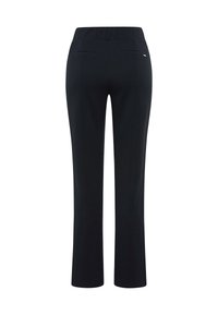 Zwarte rechte broek gemaakt van een gladde stof met een mid-rise tailleband, voorzien van twee achterzakken en subtiele naaddetails.