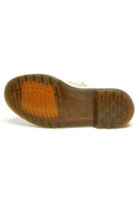 Sole trasparente con grip testurizzato, caratterizzata da dettagli arancioni e un motivo di battistrada distintivo. Design resistente per trazione e supporto.