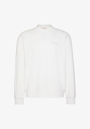 Sudadera blanca de manga larga con cuello redondo, con parche sutil del logo de Calvin Klein en el pecho izquierdo y puños y dobladillo acanalados.