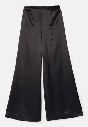Μαύρο παντελόνι με φαρδιά πόδια, φτιαγμένο από απαλό, σατέν ύφασμα. Διαθέτει ψηλή ελαστική μέση και μίνιμαλ σχεδίαση χωρίς εμφανή κλείσιμο.