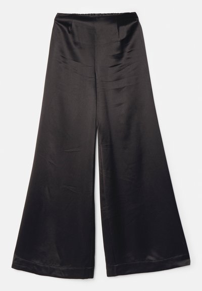 Μαύρο παντελόνι με φαρδιά πόδια, φτιαγμένο από απαλό, σατέν ύφασμα. Διαθέτει ψηλή ελαστική μέση και μίνιμαλ σχεδίαση χωρίς εμφανή κλείσιμο.