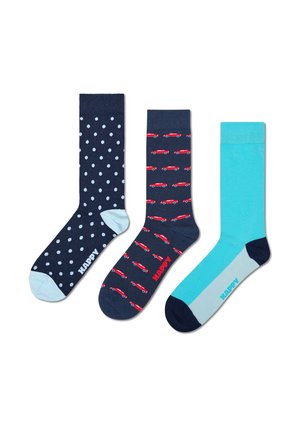 Drei Paar Socken: marineblau mit weißen Punkten, marineblau mit roten Autos und in einfarbigem Türkis. Jedes Paar weist kontrastierende Akzente auf.