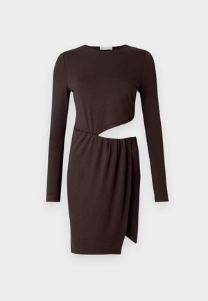 Bruine jurk met lange mouwen, voorzien van een asymmetrische uitsnijding, gedrapeerde stof en een aansluitend silhouet. Zachte, gladde textuur.