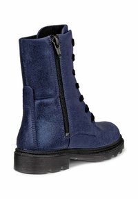 Stivale alla caviglia in suede blu navy con zip laterale, lacci neri e suola in gomma spessa con finitura testurizzata. Accentuato da dettagli cuciti.