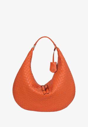Stor orange vævet læder hobo taske med et enkelt håndtag og en lille vedhæftet pung nær håndtaget.
