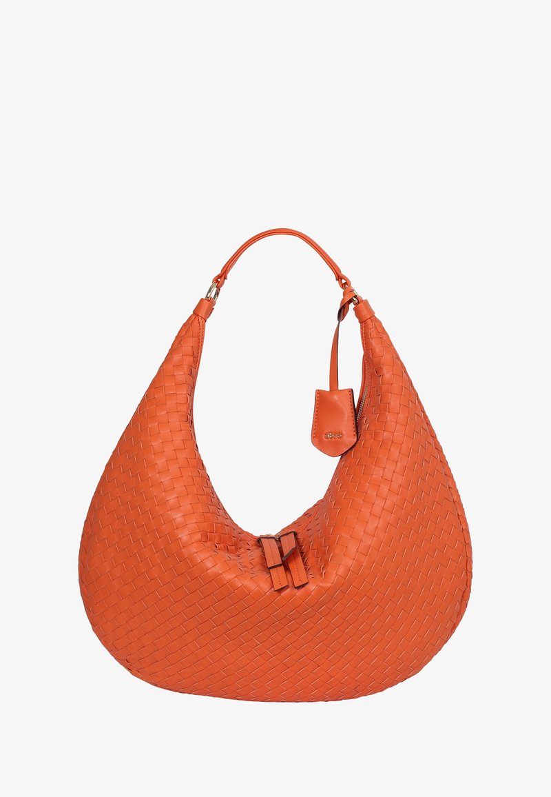 Grand sac hobo en cuir tressé orange avec une seule poignée et une petite pochette attachée près de la poignée.