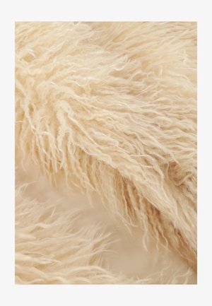 Gestructureerde, crèmekleurige vacht met lange, verwarde strengen en een zachte, pluizige uitstraling, die een natuurlijke, ongewimpelde look toont.