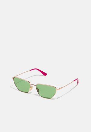 Occhiali da sole verdi con una forma geometrica, montatura in metallo dorato e templi con dettagli rosa, caratterizzati da una forma angolare e una costruzione leggera.