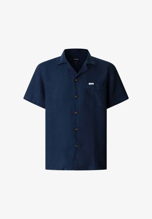 Camisa azul marino de manga corta con botones, cuello y un solo bolsillo en el pecho con una pequeña etiqueta blanca.