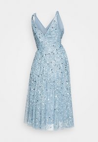 Ljusblå klänning med V-halsringning, prydd med intrikata silversmål på ett genomskinligt överlägg, med tunna axelremmar och en flödande kjol.