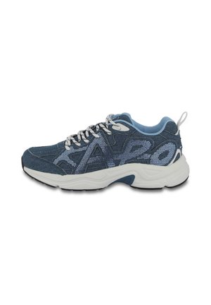 Baskets de sport bleues avec un dessus en maille et texturé, semelle blanche, détails à motifs et lacets contrastants. Embout arrondi avec une languette au talon.