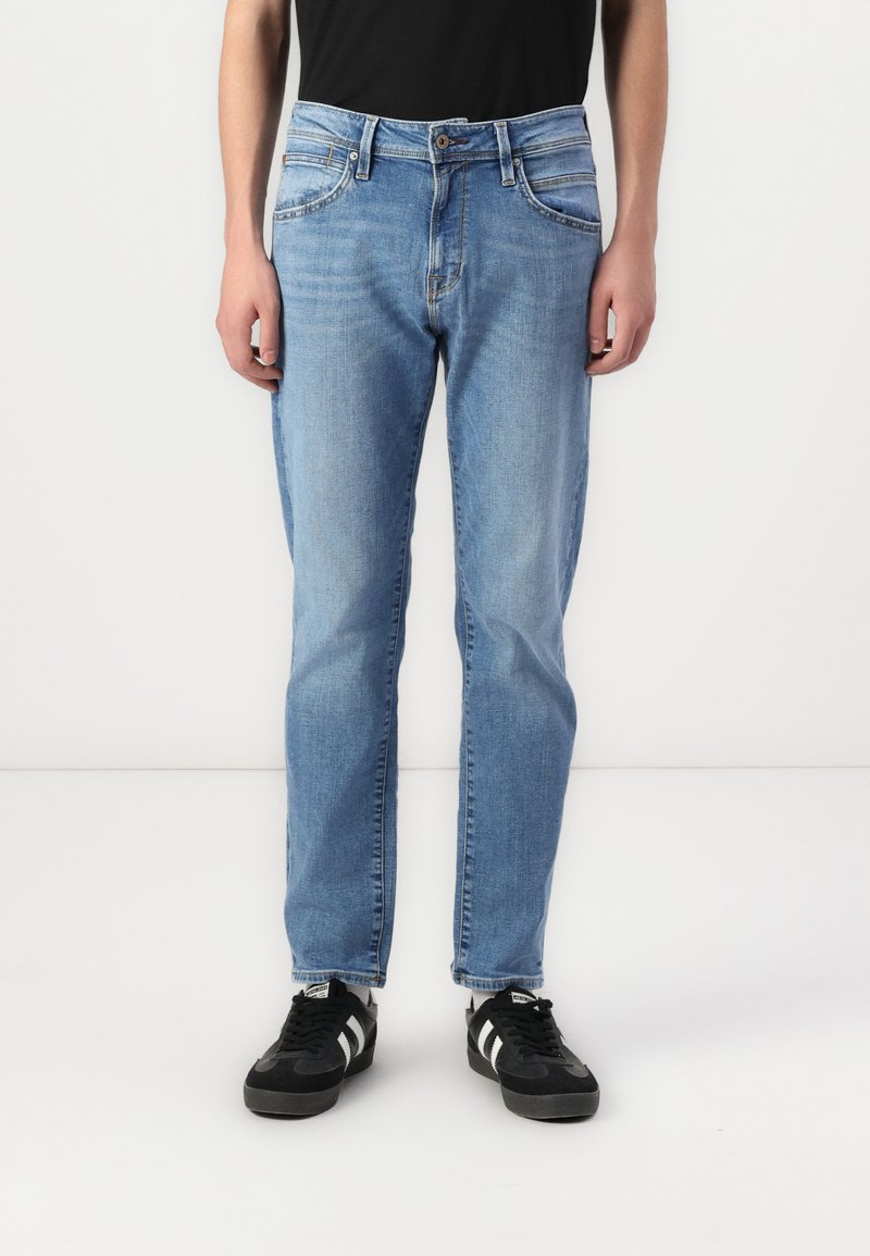 Lys blå denimbukser med rett passform, med klassisk fem-lomme design, knappestang og lett falming på stoffet.