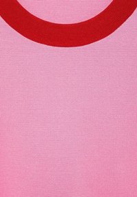 Tessuto lavorato a maglia rosa con scollatura rotonda e collo a costine rosso a contrasto. Texture liscia con un motivo uniforme.