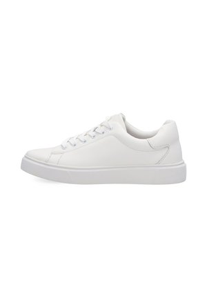 Witte lage sneaker met vetersluiting, glad synthetisch bovenwerk, gevoerde kraag en gestructureerde rubberen zool, getoond vanaf de buitenkant.