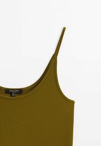 Débardeur côtelé vert olive avec fines bretelles et une étiquette indiquant la taille small de Massimo Dutti.
