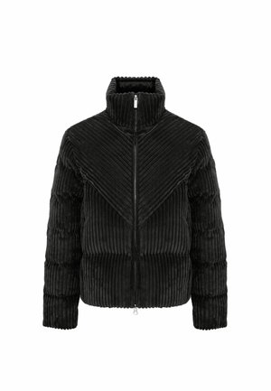Črna kordurojska puffer jakna z visokim ovratnikom, prešito z navpičnimi črtami in z zadrgo spredaj. Ima obliko črke V na prsih.