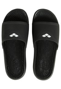 Svarta slide-sandaler gjorda av texturerad gummi, med ett brett rem med en vit logotyp och en prickig innersula för grepp och komfort.