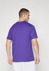 Nike Performance NBA LOS ANGELES LAKERS  LOGO TEE - Equipación de clubes - field purple