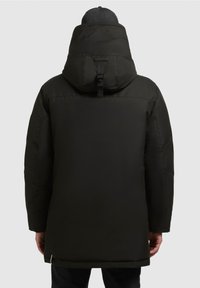 Černý péřový kabát s velkou kapucí, nastavitelným popruhem a rovný střih. Má hladkou, matnou texturu a minimalistický design.
