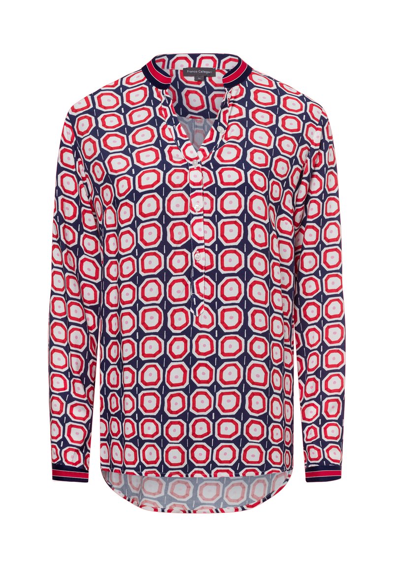 Camicia a maniche lunghe con un motivo geometrico blu navy, rosso e bianco, dotata di scollatura rotonda e patta con bottoni. Tessuto a trama liscia.