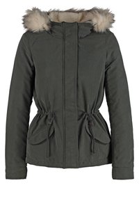 Veste d'hiver vert foncé avec capuche en fausse fourrure, taille à cordon de serrage, fermeture éclair frontale et poches à rabat.