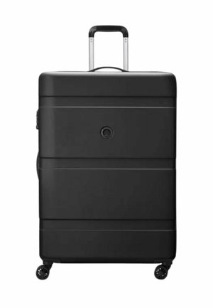 Grande valigia rigida nera con quattro ruote piroettanti e un manico telescopico esteso.