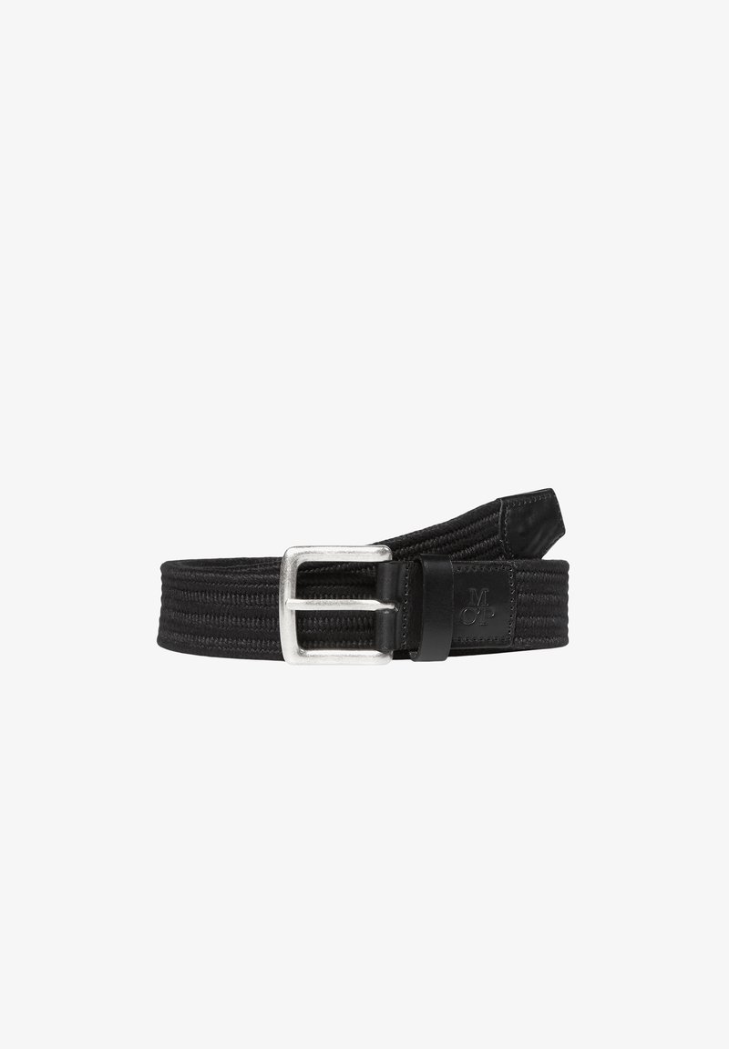 Ceinture en tissu tressé noir avec boucle rectangulaire argentée et passant en cuir embossé des lettres "MOP".