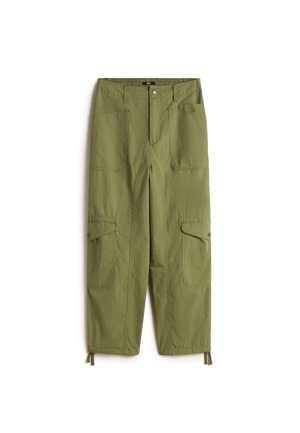 Pantalon cargo vert olive avec bouton à l'avant, passants de ceinture, grandes poches latérales à rabats et cordons ajustables aux ouvertures des jambes.