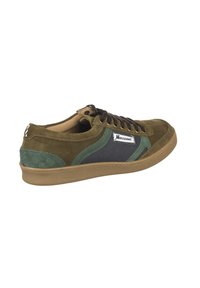 Zapatillas de ante verdes con acentos de tela negra, suela de goma marrón, punta redonda y diseño con cordones. Presenta una etiqueta de logo blanca en el lado.