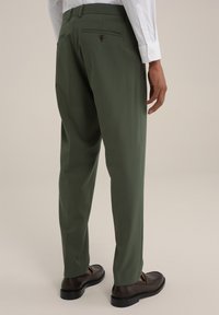 WE Fashion THE FLEX SUIT - Hlače za moške obleke - green