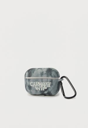 Siv in črn marmoriran ovitek za AirPods z napisom "Carhartt WIP" in pripetim črnim karabinom na belem ozadju.