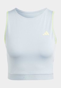 Lyseblå ærmeløs crop top lavet af glat stof, med neongul kant og prægede "ADIZERO" logo langs den nederste kant.