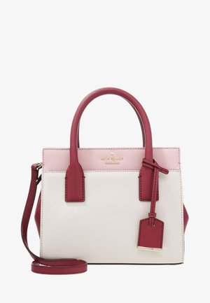Pequeño bolso tote con dos asas superiores y una correa de hombro desmontable en cuero rosa, blanco y rojo oscuro con una etiqueta.