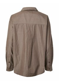 Rjava srajca z dolgimi rokavi, z gumbastimi manšetami in klasičnim ovratnikom. Tkanina ima vertikalne črte različnih širšin.