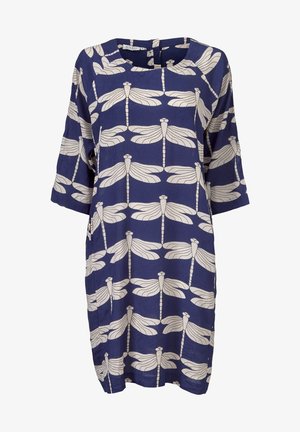 Niebieska sukienka tunika z kremowym wzorem ważek, okrągłym dekoltem, rękawami do połowy przedramienia i luźnym krojem. Wykonana z lekkiego materiału.