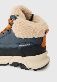 Heren waterdichte laars in grijs-blauw leer met bruine accenten. Plush romige bontkraag, oranje veters en een gestructureerde zwarte rubberen zool.